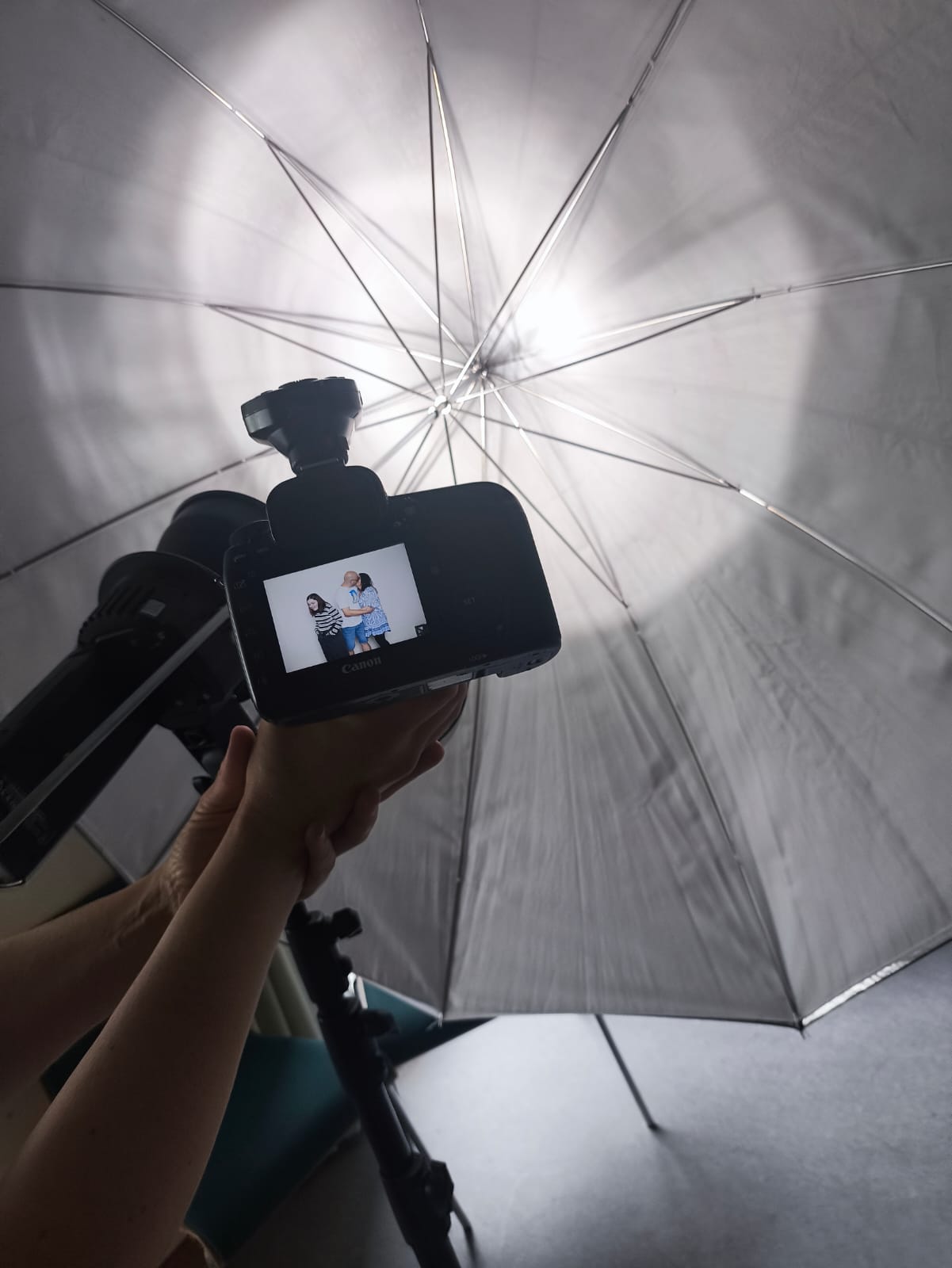 Kamera vor einem Studioschirm während eines Flugkraft-Fotoshootings